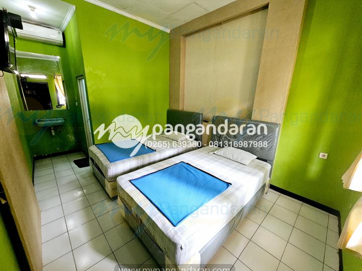 Tampilan kamar tidur standar AC Pan Hotel Pangandaran