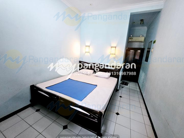 Tampilan kamar tidur standar AC Water heater Pan Hotel Pangandaran