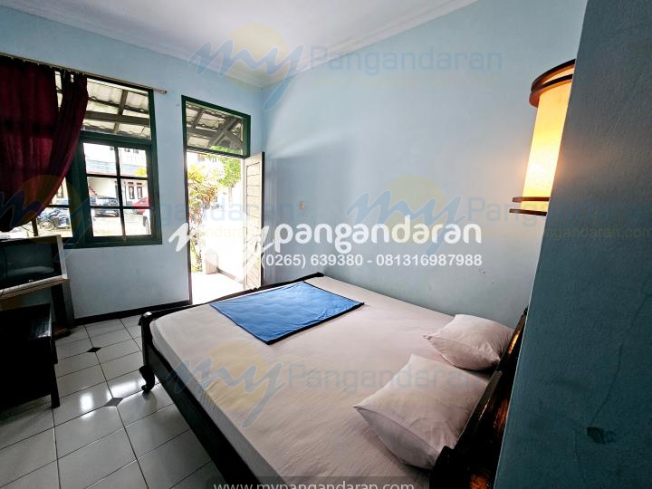  Tampilan kamar tidur standar AC Water heater Pan Hotel Pangandaran