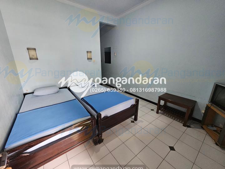 Tampilan kamar tidur standar AC Water heater Pan Hotel Pangandaran